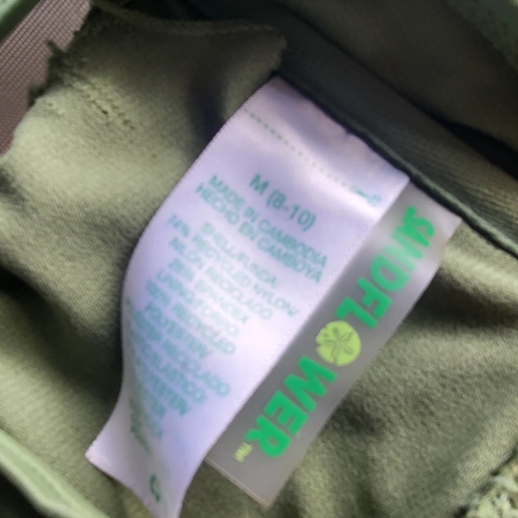 Super cute on bikini - Picture 2 of 3